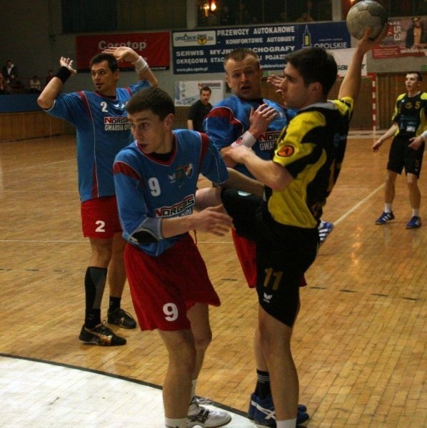 W poprzednim sezonie Wojciech Knop (nr 9) i Grzegorz Giebel (z piłką) stali po dwóch stronach barykady. W nowych rozgrywkach wspólnie powalczą o awans dla ASPR-u.