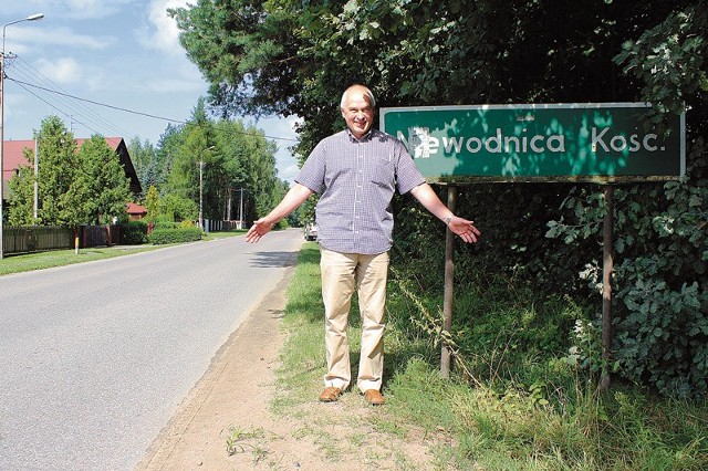 Gdy idę do sąsiada, to muszę iść poboczem, bo samochody jadą bardzo szybko i po prostu strach o życie - mówi Janusz Kaliszewski.