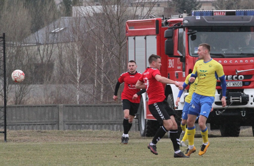 Trzecia liga. Ciekawy mecz w Daleszycach. Spartakus przegrał z Hutnikiem Kraków 0:1 [DUŻO ZDJĘĆ, WIDEO]