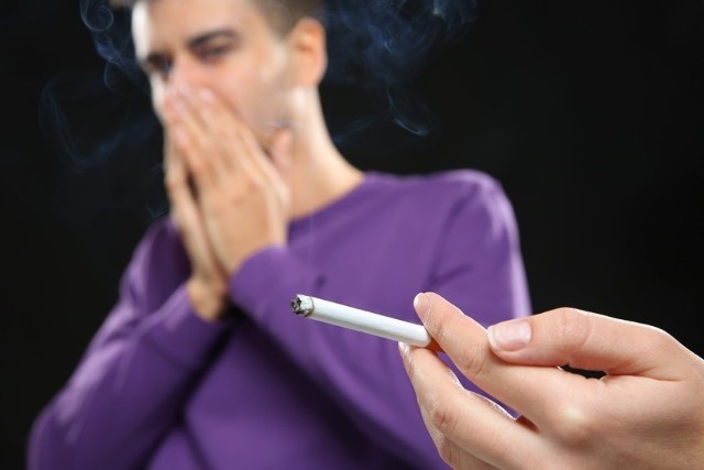 O tym, że palenie papierosów jest szkodliwe wiedzą praktycznie wszyscy. Pomimo to ciągle wiele osób sięga po papierosy. Dym tytoniowy zawiera ponad 4 tysiące związków chemicznych, w tym ponad 40 znanych czynników rakotwórczych oraz szereg środków toksycznych. Według badań przeprowadzonych przez Uniwersytet w Bristolu przeciętny palacz żyje 10 lat krócej niż osoba niepaląca. Na co najczęściej umierają palacze?>>>>> CZYTAJ WIĘCEJ