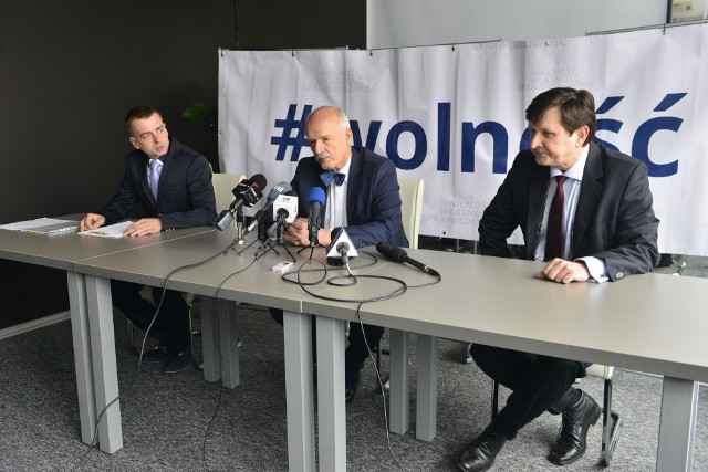 Janusz Korwin - Mikke w Radomiu. Z lewej Mateusz Waśkiewicz, z prawej Sławomir Grzyb.