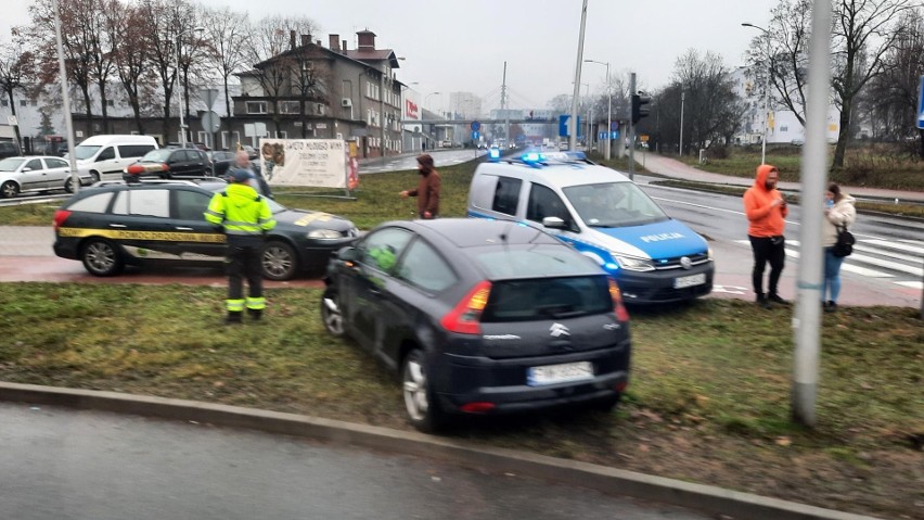 Do zderzenia dwóch osobówek doszło na Rondzie PCK w Zielonej...