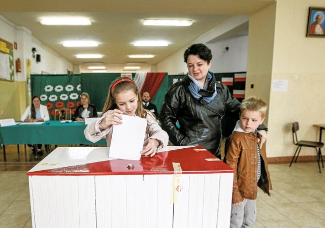 Do lokali wyborczych głosujący przychodzili całymi rodzinami. Dzieci bardzo chętnie wyręczały rodziców i wrzucały karty do urn. Frekwencja wyborcza na Podkarpaciu na tle kraju należała wczoraj do najwyższych.