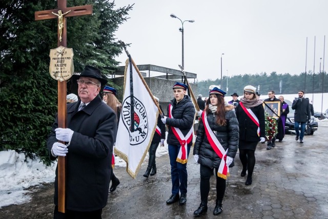 Prof. Józef Kałużny zmarł w niedzielę (14 stycznia). W sobotę (20 stycznia) odbył się pogrzeb znanego bydgoskiego okulisty. Prof. dr hab. n. med. Józef Kałużny od 1979 roku pełnił funkcję kierownika Kliniki Chorób Oczu Akademii Medycznej w Bydgoszczy, później Collegium Medicum UMK. Podczas swojej ponad 40-letniej kariery wykonał dwadzieścia tysięcy operacji okulistycznych. W 1985 r. jako pierwszy w Polsce wszczepił sztuczne soczewki tylnokomorowe po usunięciu zaćmy, a także jako jeden z pierwszych na świecie zastosował Spektralną Optyczną Tomografię Koherentną w diagnostyce okulistycznej. Między 1990 a 1995 rokiem był rektorem Akademii Medycznej w Bydgoszczy. Od 2008 r. pracował w bydgoskiej Klinice Okulistycznej Oftalmika, którą stworzył i był jej dyrektorem ds. medycznych.