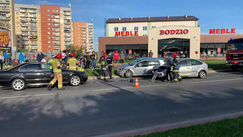 Wypadek w Tarnobrzegu. Na ulicy Kwiatkowskiego zderzyły się trzy samochody, jedna osoba ranna (ZDJĘCIA)