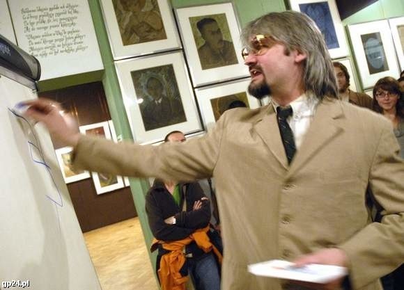 Daniel Kalinowski jako duch Witkacego podczas ubiegłorocznej Nocy Muzeów.