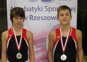 Marek Waindok (z lewej) i Aron Pałka z medalami.