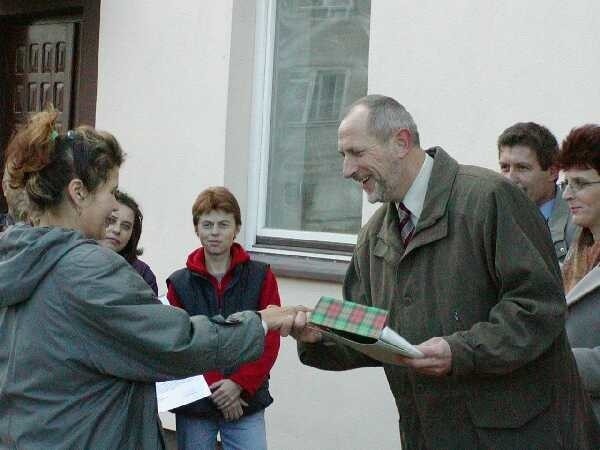 Klucze do nowych mieszkań i akty przydziału wręczał burmistrz Siemiatycz Stanisław Waldemar Fleks 