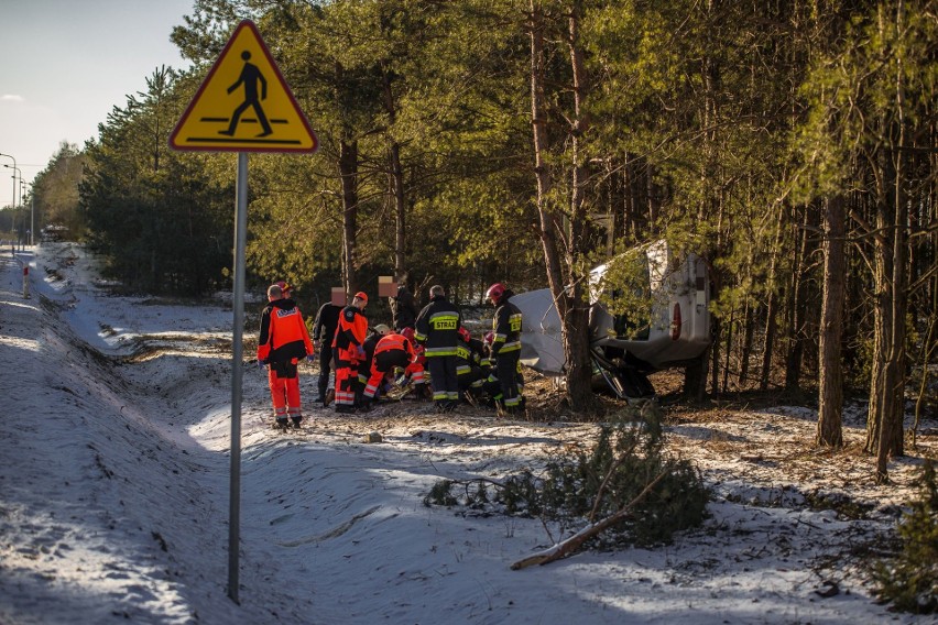 Żebry-Chudek: wypadek. Za kierownicą mieszkaniec z powiatu makowskiego. 16-letnia pasażerka alfa romeo trafiła do szpitala [ZDJĘCIA]