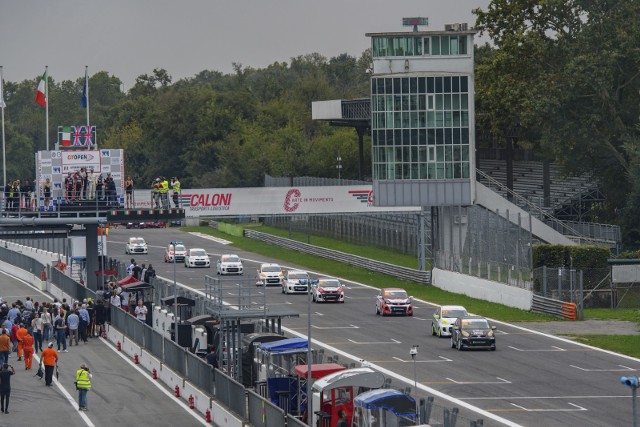 Na legendarnym Autodromo di Monza rozegrano dwa ostatnie, wyjątkowo emocjonujące wyścigi tegorocznych Mistrzostw Polski Kia Picanto. W końcowej klasyfikacji po raz drugi z rzędu triumfował Karol Urbaniak – lider klasyfikacji od pierwsze rundy sezonu.Fot. Kia