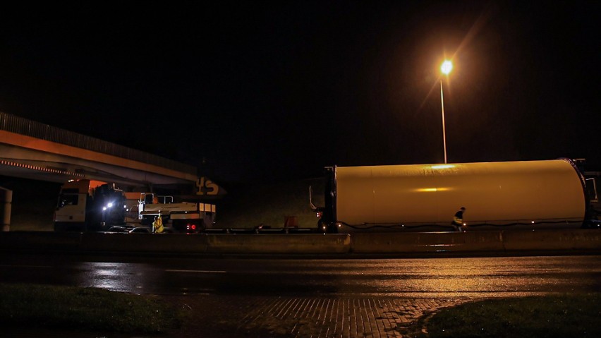 Trwa seria nocnych transportów z elementami turbin wiatrowych w kierunku Nozdrzca. Utrudnienia na S19 [ZDJĘCIA, WIDEO]