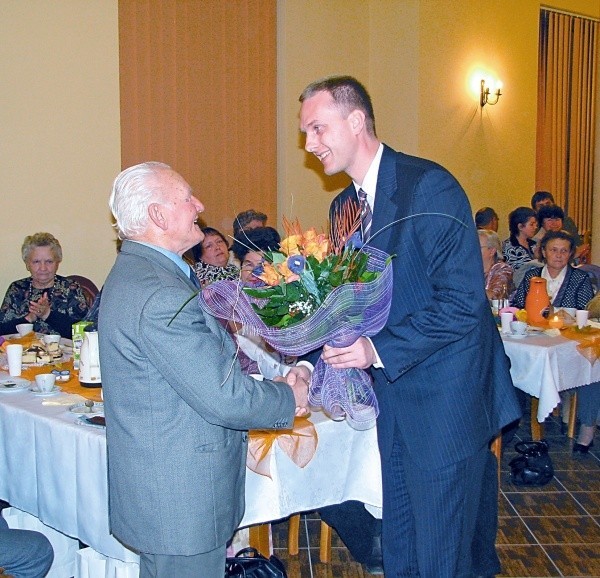 Burmistrz Łukasz Jastrzembski gratuluje przewodniczącemu DFK Johannesowi Zieglerowi.