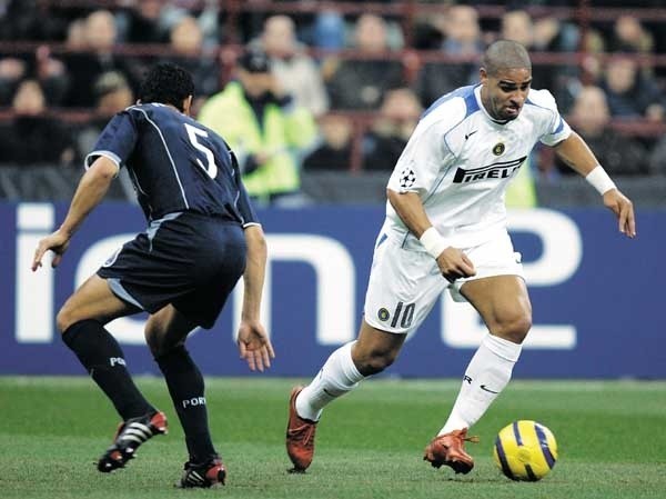 W akcji napastnik Interu, Adriano (przy piłce), który zdobył we wtorkowym meczu z FC Porto trzy bramki.