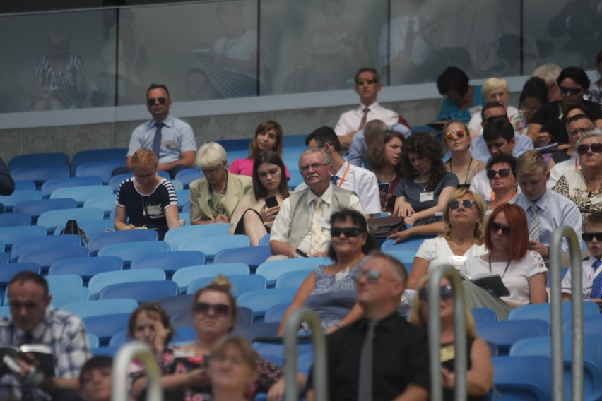 Kongres Świadków Jehowy na Stadionie Śląskim. Dzień 1. Wierni w Chorzowie przez trzy dni będą brać udział w spotkaniach ZDJĘCIA