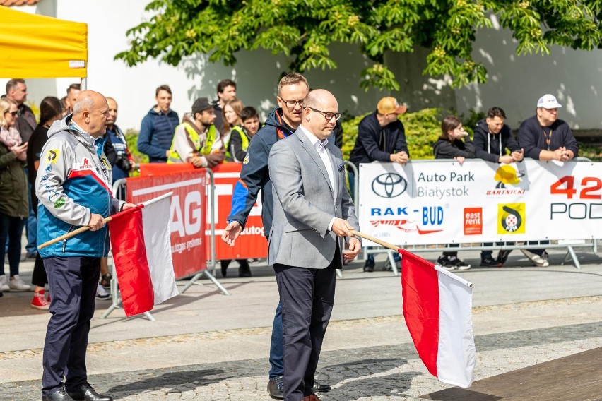 Marszałek województwa podlaskiego Artur Kosicki na starcie...