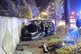 Kierowca BMW rozbił samochód koło cementowni w Opolu. Wypadł z drogi i uderzył w drzewo [ZDJĘCIA]