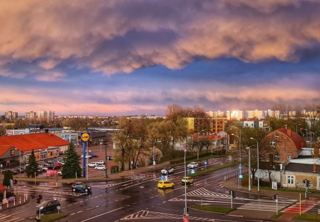 Niebo w czwartkowy wieczór robiło wrażenie. Z jednej strony zadziwiało pięknem, ale momentami też przerażało. Zobacz zdjęcia z Zielonej Góry, Nowej Soli i okolicy