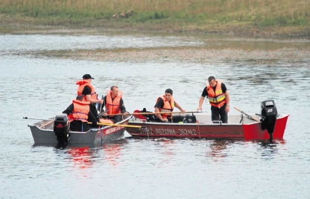 Poszukiwania 21-latka z Szynwałdu w zbiorniku Korzeń w Skrzyszowie prowadzone były w sobotę i w niedzielę, m.in. z dwóch łodzi oraz przez nurków ze specjalnej grupy ratownictwa wodnego.