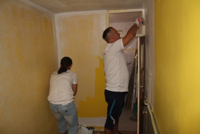 Wolontariusze remontują mieszkania dla uchodźców z Ukrainy.