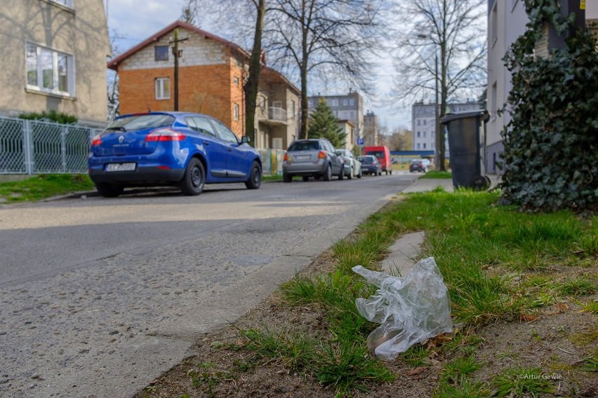 Koronawirus. Niektórzy wyrzucają rękawiczki gdzie popadnie. Brudne oblicze kwarantanny w Tarnowie [ZDJĘCIA]