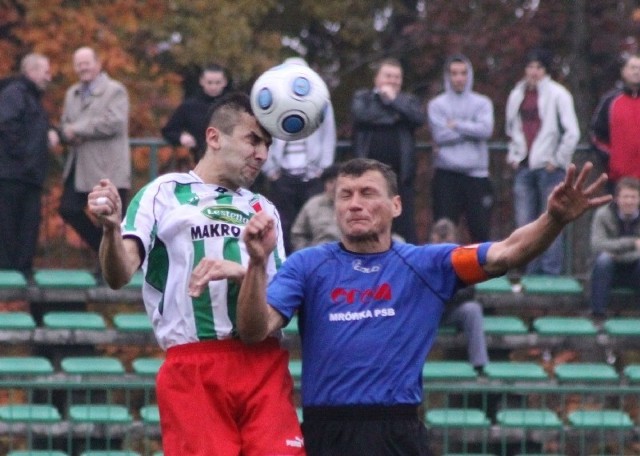 Waldemar Jaroch (na zdjęciu z prawej) jest jednym z piłkarzy, którzy opuścili Czuwaj i bronią teraz barw Polonii.