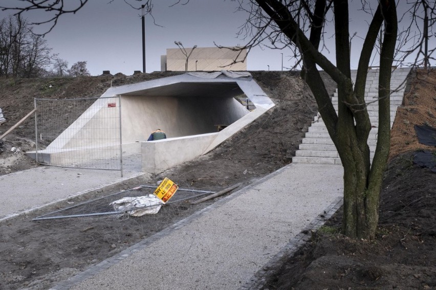 Na powierzchni 3,45 ha urządzane są nowe alejki oraz...