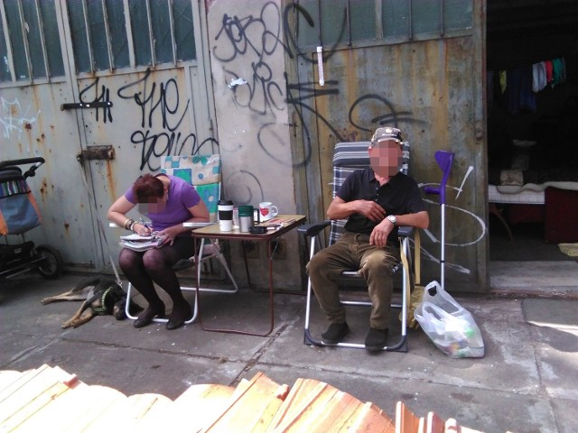 Para bezdomnych mieszkająca w garażu przy ul. Młodnickiego