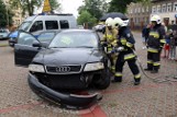 Audi rozbite przed stargardzką komendą policji. Ranny młody kierowca. To na szczęście tylko symulacja wypadku [ZDJĘCIA, WIDEO]