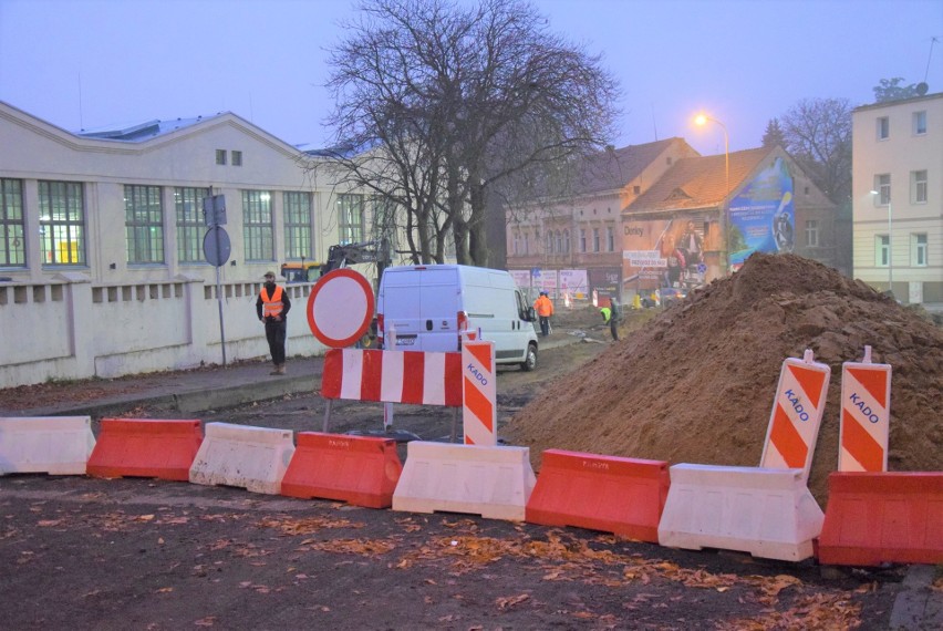 Trwają prace przy budowie ronda na ulicy Wrocławskiej,...