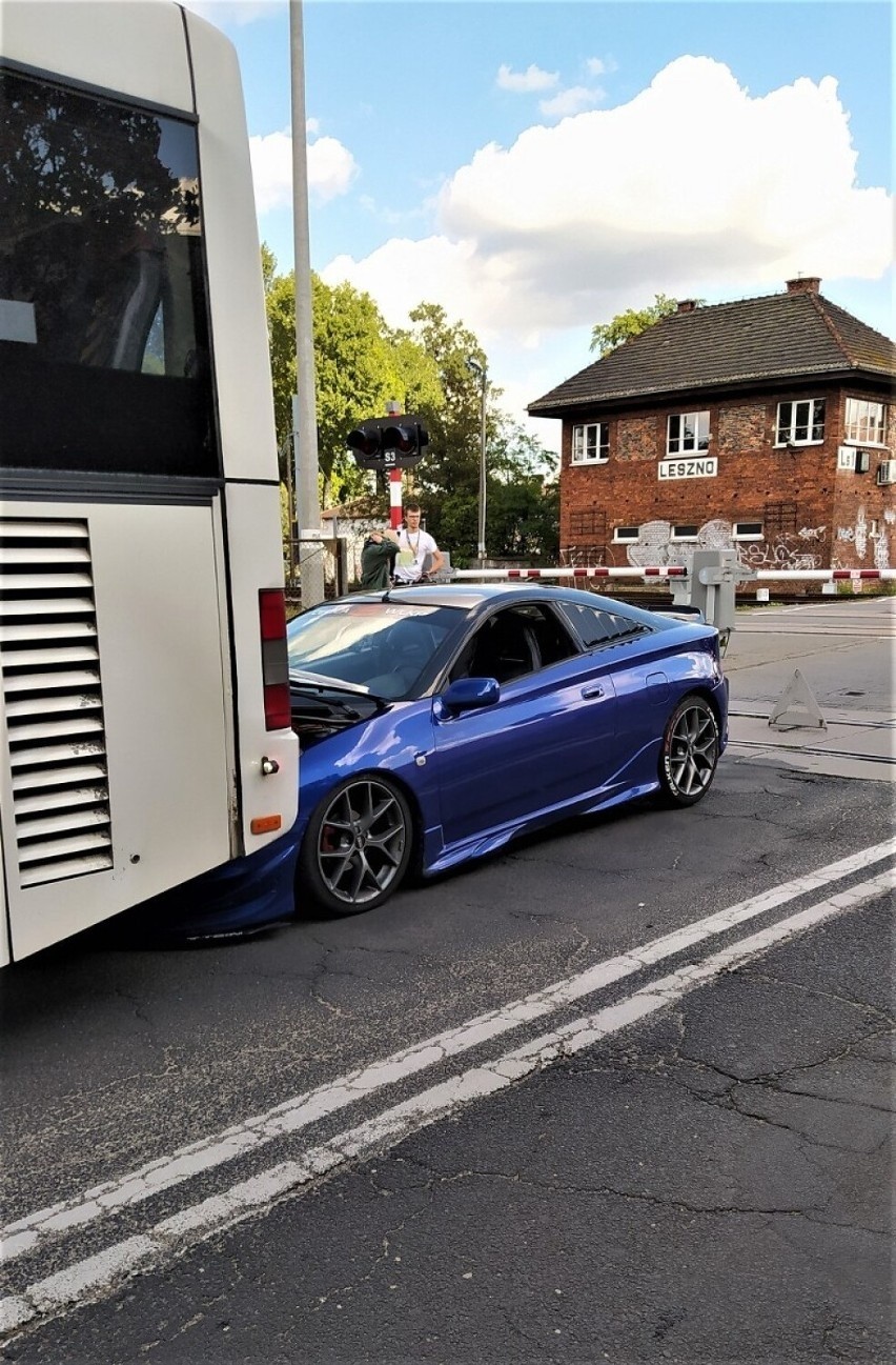 Sportowa toyota zderzyła się z autobusem....