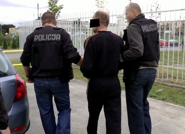 Do zdarzenia doszło 13 sierpnia. Tego dnia do dyżurnego komisariatu Bydgoszcz-Błonie przyszła kobieta zgłosić zaginięcie męża. Opowiadała, że wybrał się on rowerem do lasu na grzyby w okolicach Białych Błot. Jednocześnie, niemal w tym samym czasie, dotarła do policjantów informacja o znalezieniu zwłok mężczyzny. Przybyły na miejsce biegły medycyny sądowej stwierdził zgon i nie wykluczył udziału w zdarzeniu innych osób. Tożsamość denata potwierdziła rodzina. Był to zaginiony 74-latek.