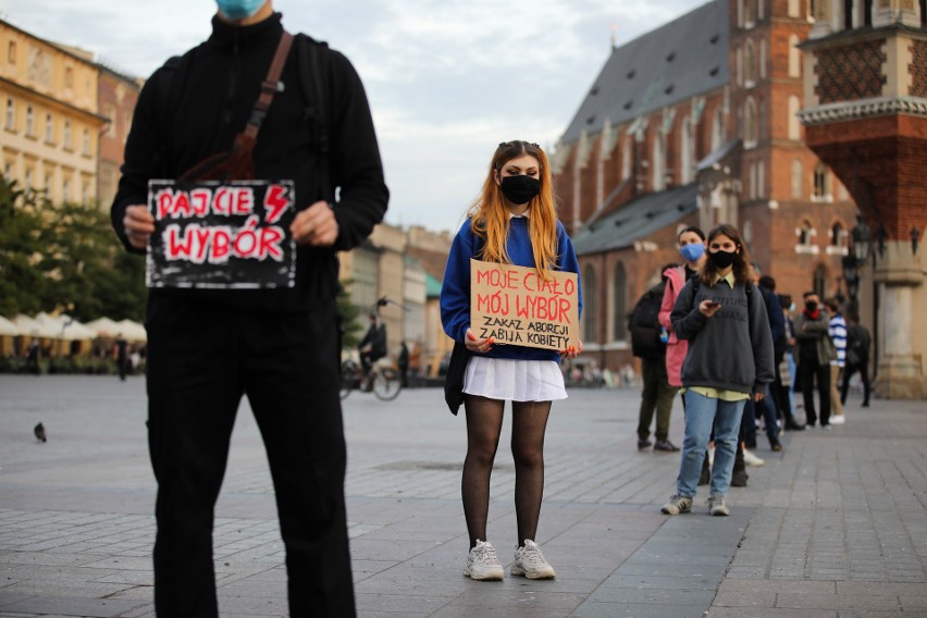 Kraków. Kolejkowy strajk na Rynku Głównym. Kobiety walczą o swoje prawa [ZDJĘCIA] 