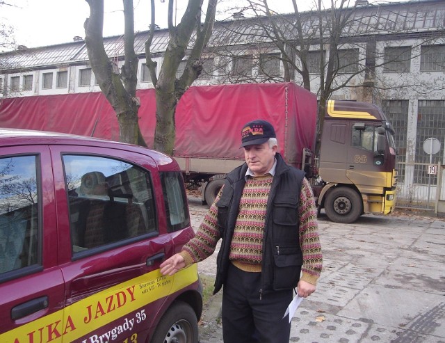 Czerwonego fiata pandę uszkodził kierowca jednego z tirów, który przyjechał do odprawy w oddziale Urzędu Celnego. Zdaniem Jerzego Jodłowskiego, ciężki tabor powinien wjeżdżać na swój parking osobnym wjazdem.