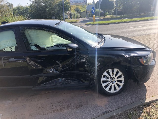 Tak wyglądało po wypadku volvo, którym kierował policjant.