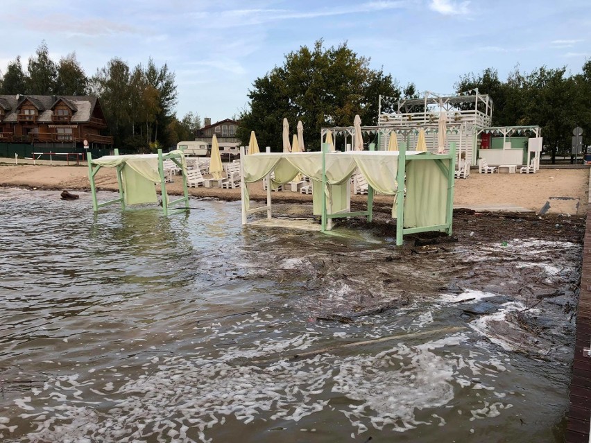 Podtopiona plaża i zniszczenia po okresie zwiększonego...