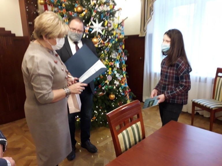 11-letnia Aleksandra Szokaluk z Radziszowa już wie, że zostanie pisarką. Zadebiutowała książką "Tajemnicze pudełko" 