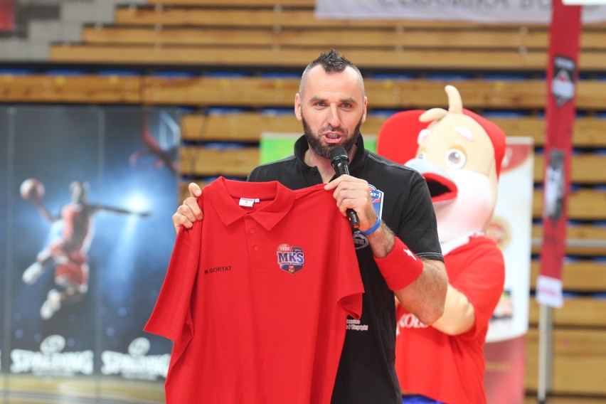 Marcin Gortat trenuje dzieci na Marcin Gortat Camp w...