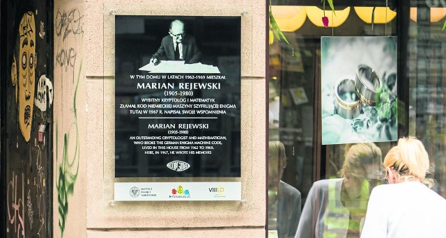 Pamiątkowa tablica poświęcona Rejewskiemu zawisła na ścianie budynku przy ul. Gdańskiej 10. Pozostałe tablice mieszczą się przy ul. Wileńskiej 6, na budynku Muzeum Wojsk Lądowych przy ul. Czerkaskiej oraz na gmachu I LO