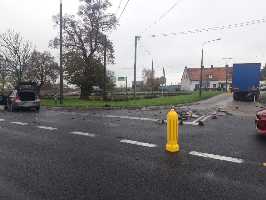 Tragedia pod Toruniem. BMW uderzyło w naczepę ciężarówki. Nie żyje 43-letnia kobieta