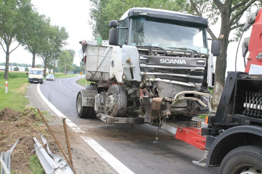 Zderzenie dwóch ciężarówek na DK8. Jedna wpadła do rowu [ZDJĘCIA]