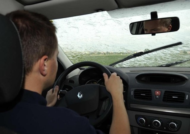 Podczas jazdy w deszczu szczególnie ważne jest trzymanie obu rąk na kierownicy