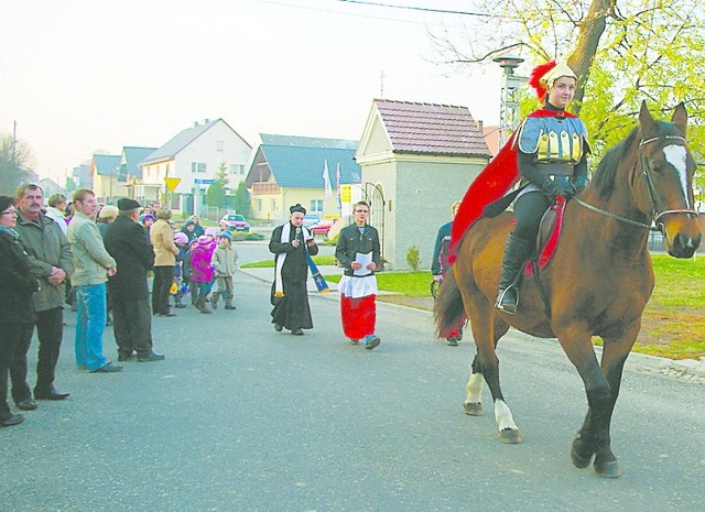 Święty Marcin obowiązkowo przyjeżdża na koniu.