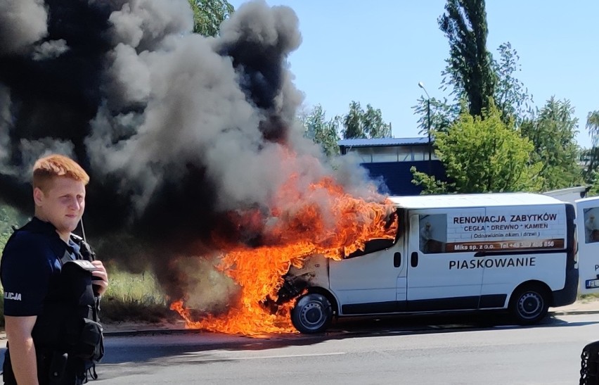 Samochód w ogniu na Retkini. Spłonął przód opla vivaro ZDJĘCIA