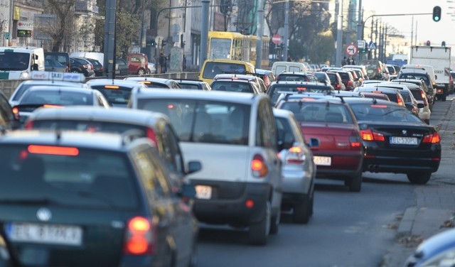 Producent nawigacji samochodowych TomTom opublikował doroczny raport dotyczący korków w miastach. Według raportu Łódź jest najbardziej zakorkowanym miastem w Polsce! Ale pojawiają się też wątpliwości co do metodologii tego raportu.CZYTAJ DALEJ>>>