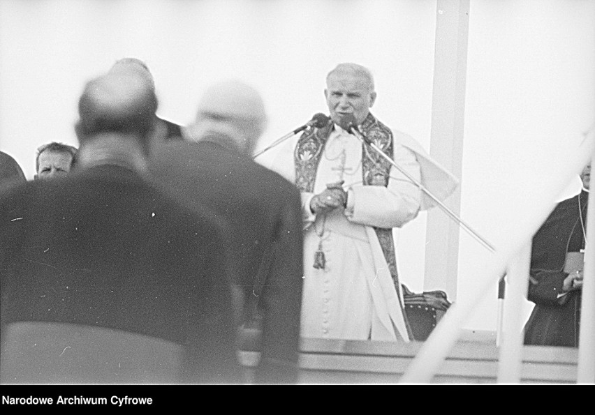 Spotkanie papieża Jana Pawła II z wiernymi pod Gnieznem...