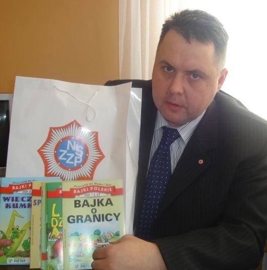 Książki przekazał Rafał Kruk, wiceprzewodniczący Zarządu Wojewódzkiego Związku Zawodowego Policjantów.