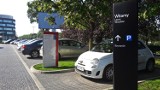 Firma nie wpuszcza ludzi na parking. Choć sama też nie może tu parkować, bo to plac budowy