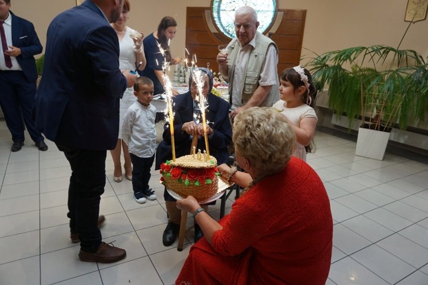 Marianna Karaś z Wyszmontowa świętowała setne urodziny. Wspaniała impreza jubileuszowa. Zobaczcie zdjęcia