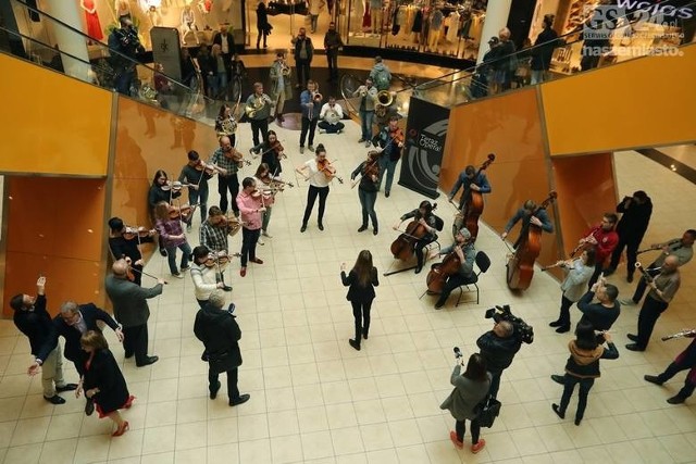 Wczorajszy flash mob Opery w Galerii Kaskada w Szczecinie