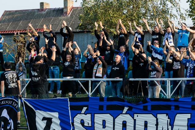 W 7. kolejce spotkań I grupy bydgoskiej A-klasy Zawisza Bydgoszcz pokonał Kamionkę Kamień Krajeński 3:1 (1:1). Gole dla Zawiszy strzelili: Wojciech Ruczyński, Patryk Błażejewicz i Paweł Kanik. Honorowe trafienie dla Kamionki zaliczył Tomasz Mrugalski. Kibice nie zawiedli i dopingowali niebiesko-czarnych. Oto galeria zdjęć kibicujących fanów Zawiszy.